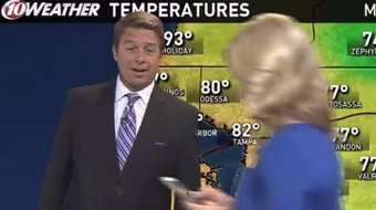 Mải chơi điện tử, nữ nhà báo làm gián đoạn chương trình trực tiếp 