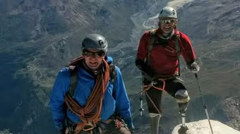 Người cụt chân tay chinh phục đỉnh núi cao 4.478m