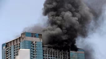 Cháy tại tòa nhà cao 28 tầng ở Abu Dhabi