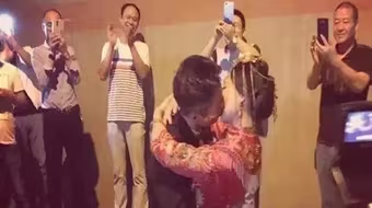 Tắc đường, cô dâu chú rể kết hôn trong đường hầm