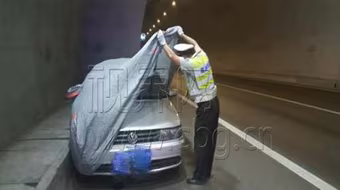 Con ngủ, bố mẹ tranh thủ "mây mưa" trong ô tô