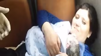 Video người phụ nữ vượt cạn ngay trên xe buýt