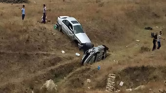 Xe tải mất lái húc đoàn xe cưới văng khỏi đường, 8 người thương vong