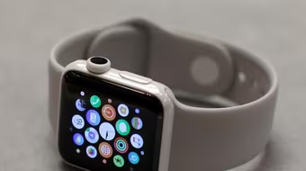 Sợ tin tặc Nga, Anh cấm bộ trưởng đeo Apple Watch trong lúc họp