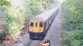Nhân viên đường sắt cứu người say rượu thoát chết trong gang tấc