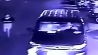 Mẹ dán mắt vào điện thoại, con gái bị ô tô cán chết thảm