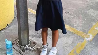 Mẹ xích chân con gái vào cột đèn gây phẫn nộ