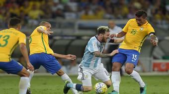 Lionel Messi mới đi trên đúng chiếc máy bay vừa rơi ở Colombia