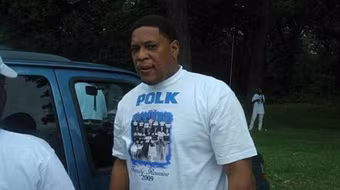 Đi thăm con trai, ông bố vô tình bị giam luôn trong tù