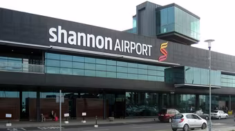 Máy bay hạ cánh để khách… đi vệ sinh