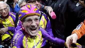 Cụ ông lập kỷ lục thế giới về đạp xe ở tuổi 105