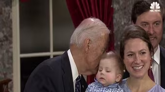 Cháu gái thượng nghị sĩ né nụ hôn của phó tổng thống Mỹ