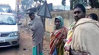 Cha nghèo cuốc bộ hơn 15 km đưa thi thể con gái từ bệnh viện về nhà