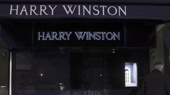 Tên cướp thản nhiên lấy đi số kim cương trị giá 16 triệu Euro