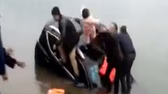 Video ô tô chìm, ông bố hoảng hốt tung con lên bờ