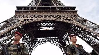 Lắp kính chống đạn cho tháp Eiffel