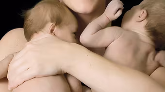 Bà lão 64 tuổi vẫn sinh đôi khỏe mạnh