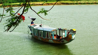 Một chiều xuôi dòng Hương Giang