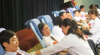 Lãnh đạo bệnh viện tình nguyện hiến máu đầu năm