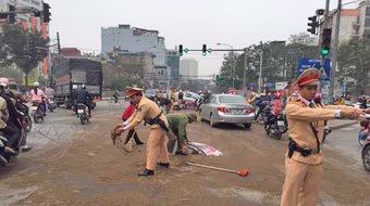 Dầu tràn ra đường, CSGT khẩn trương quét dọn