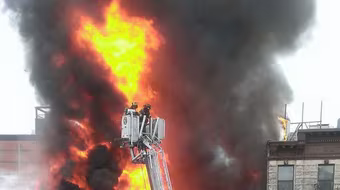 Nổ lớn làm sập 2 tòa nhà ở New York