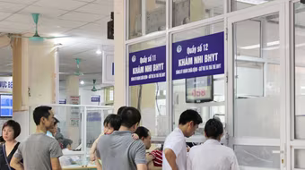 Thủ tục mua BHYT theo hộ gia đình: Máy móc, cứng nhắc, gây khó cho dân