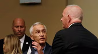 Tỷ phú Donald Trump đuổi phóng viên khỏi phòng họp báo