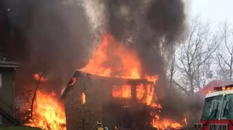 Máy bay Mỹ rơi xuống nhà dân, 2 người chết