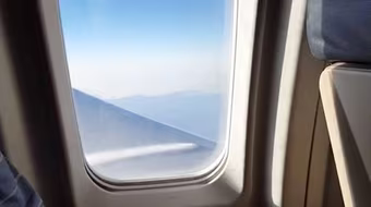 Máy bay rò rỉ nhiên liệu giữa không trung