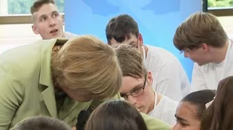 Bé gái bật khóc trước Thủ tướng Đức được tị nạn đến 2017