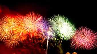 Đà Nẵng bắn pháo hoa bên bờ biển đón năm mới