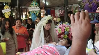 Sốc với cảnh đám cưới trong đám tang