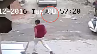 Thoát chết kỳ diệu dưới gầm ô tô