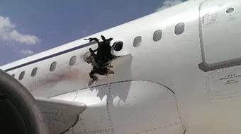 Bom nổ trên máy bay ở độ cao 4km khiến 1 người rơi