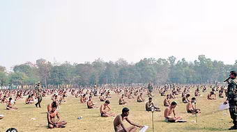 Thí sinh Ấn Độ trần như nhộng ngồi thi