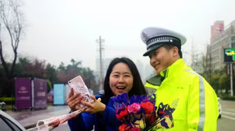 Món quà bất ngờ của cảnh sát giao thông 
