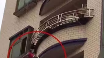 Thót tim đỡ bé 1 tuổi ngã từ tầng 5 xuống đất