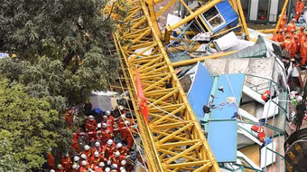 Trung Quốc: Cần cẩu đè sập nhà tạm, 12 người tử nạn