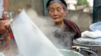 Bánh cuốn thời mở cửa