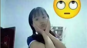 Bà mẹ thiếu niên gây sốc vì khoe bụng bầu