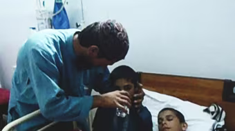 Những bé trai cứ tối đến là bị liệt