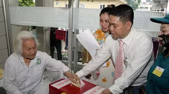 Bệnh nhân xúc động khi được bỏ phiếu tại giường bệnh