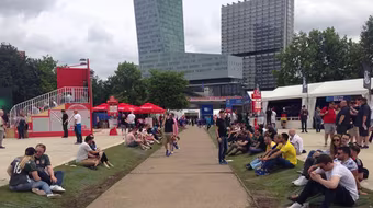 Ăn ngủ với bóng đá ở Fanzone thành phố Lille