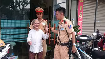 Bà cụ hơn 80 tuổi đi lạc được CSGT giúp đỡ