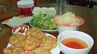 Làm bánh tôm để nhớ về Hà Nội