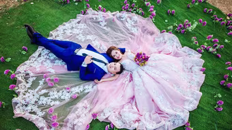 "Nữ hoàng đi bộ" lên xe hoa