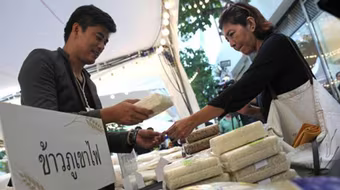 Thái Lan hỗ trợ tiền mặt cho người nghèo