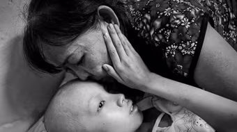 Xúc động người mẹ bán xôi và đứa con nuôi bị ung thư