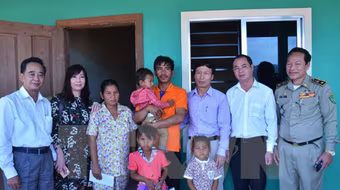 Đại sứ quán Việt Nam thăm hỏi cháu bé Campuchia bị hành hạ 