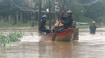 Trung bộ chìm trong lũ, phải cứu trợ khẩn cấp